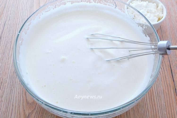 Взбить яйца с сахаром миксером на больших оборотах