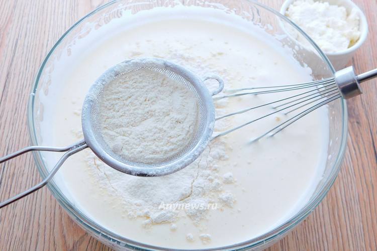 Просеять в смесь пшеничную муку