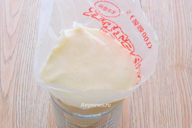 Переложить тесто в кондитерский мешок