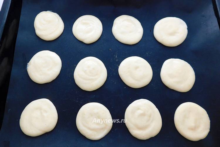 Отсадить на противень круглые печенья диаметром 5-6 см