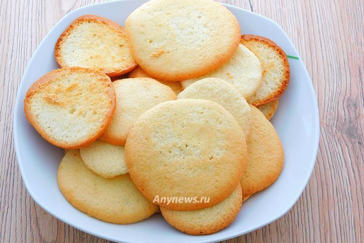 Выпекать бисквитные печенья в духовке 6-8 минут