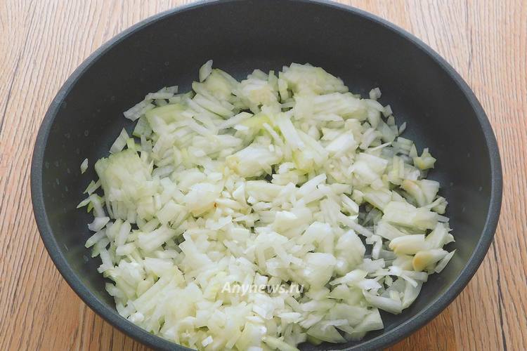 в сковородке разогреть масло, высыпать репчатый лук