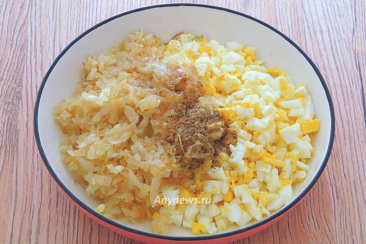 Обжарить лук, выложить в тарелку, добавить яйцо