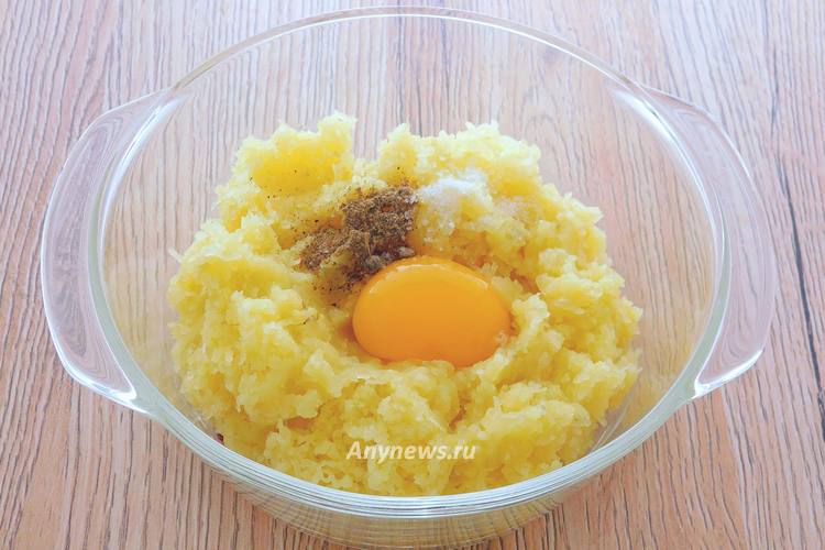 Очистить вареную картошку, добавить яичный желток