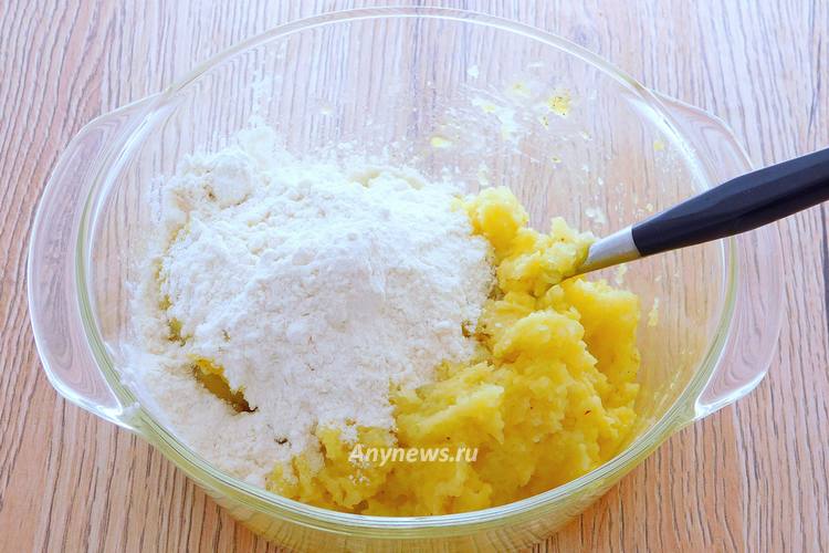 всыпать муку, специи и соль