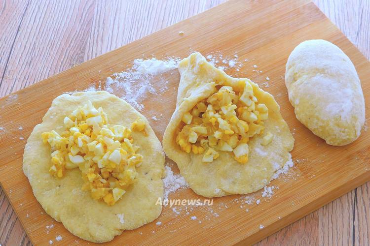 На картофельную лепешку выложить начинку, защипать края