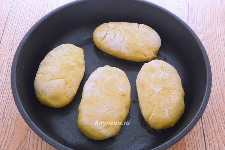 Обжарить зразы картофельные с яйцом на сковороде