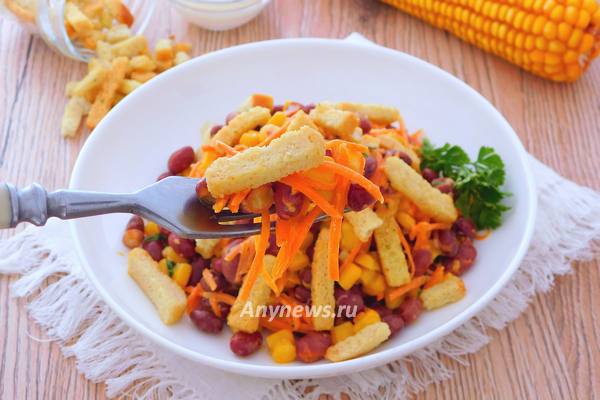 Салат с консервированной фасолью и кукурузой