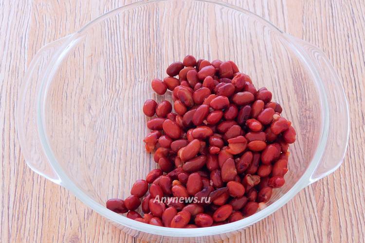 Фасоль выложить в миску