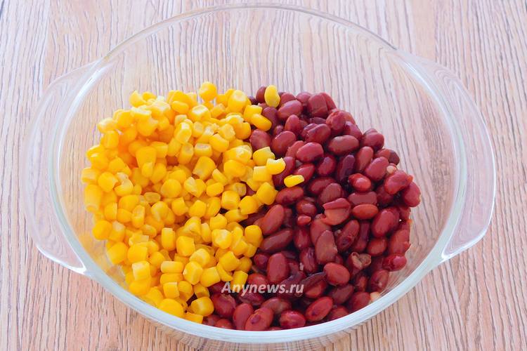 Кукурузу высыпать в миску