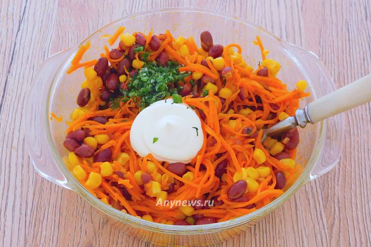 Заправить майонезом, посыпать нарубленной зеленью