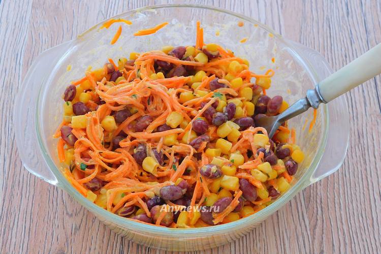 Перемешать все продукты в салатнице