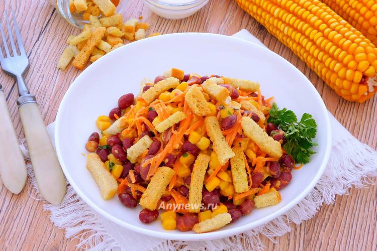 Салат с консервированной фасолью, сухариками и кукурузой