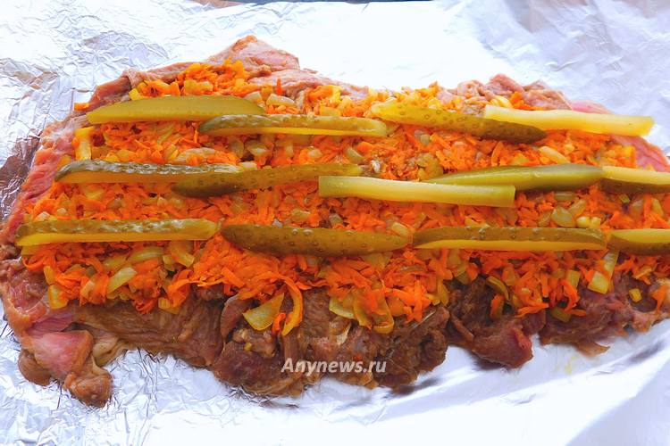 Распределить жареные овощи и брусочки соленого огурца