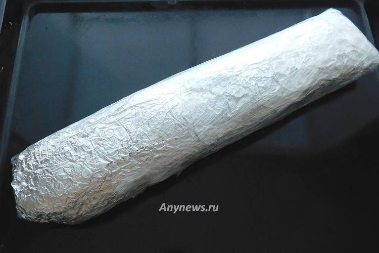 Обернуть рулет из индейки фольгой