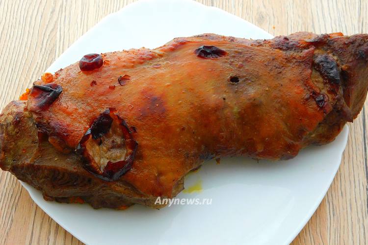 Запекать рулет из индейки в духовке при 170 градусах 1 час