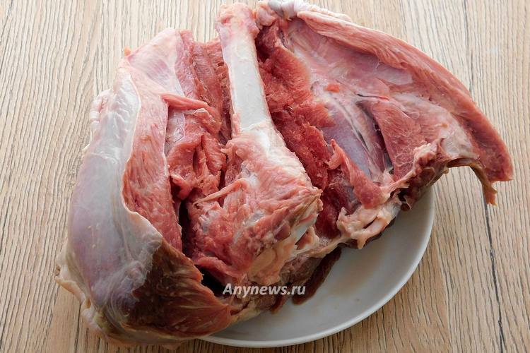 Голень индейки промыть, надрезать вдоль кости