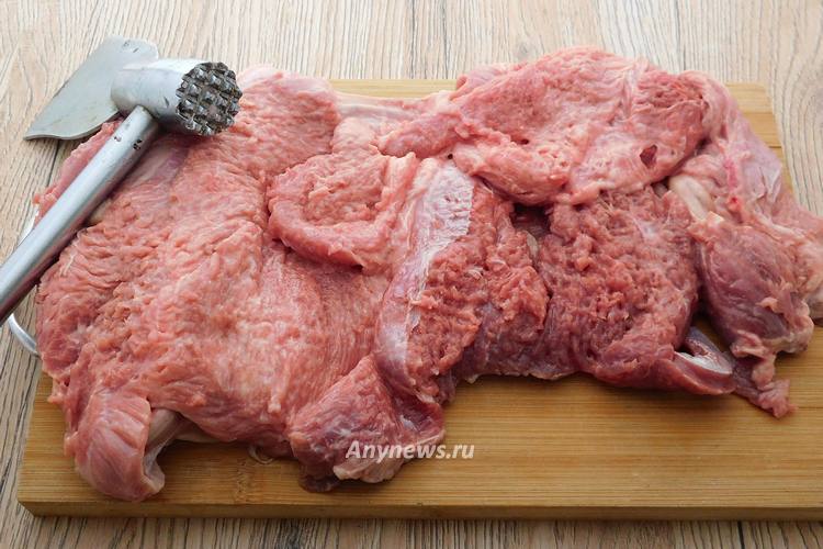 Отбить мясо индейки молоточком