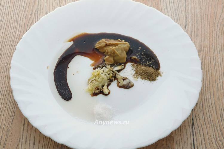 Смешать ингредиенты для маринада к мясу