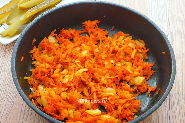 Морковь натереть на терке и обжарить