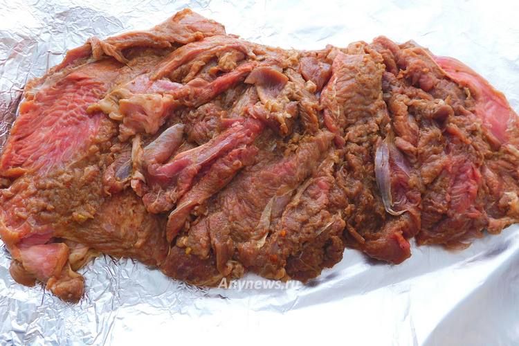 Мясо индейки разложить на фольге