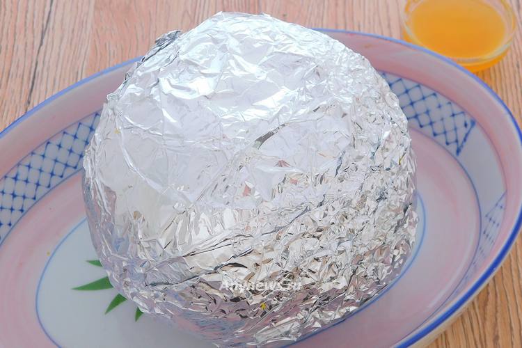 Завернуть тыкву в фольгу