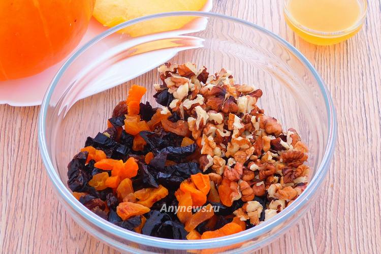 сухофрукты промыть, просушить, нарезать некрупно