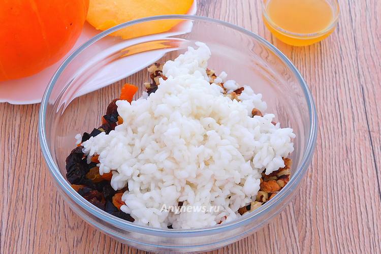 Выложить сваренный до полуготовности рис