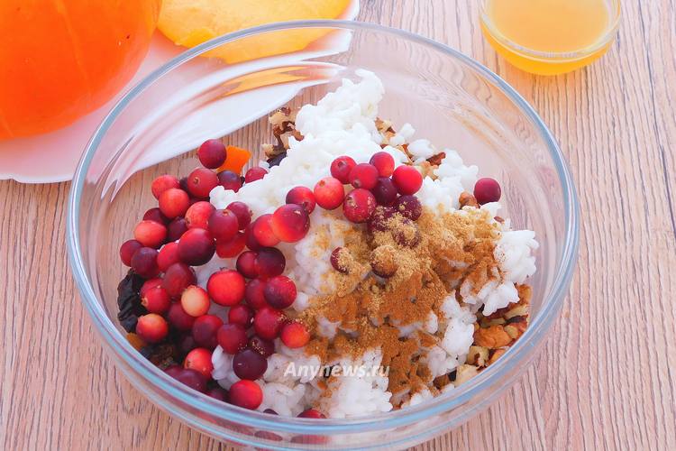 Всыпать клюкву, приправить имбирем и молотой корицей