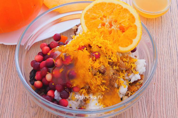 Натереть цедру апельсина, выдавить сок