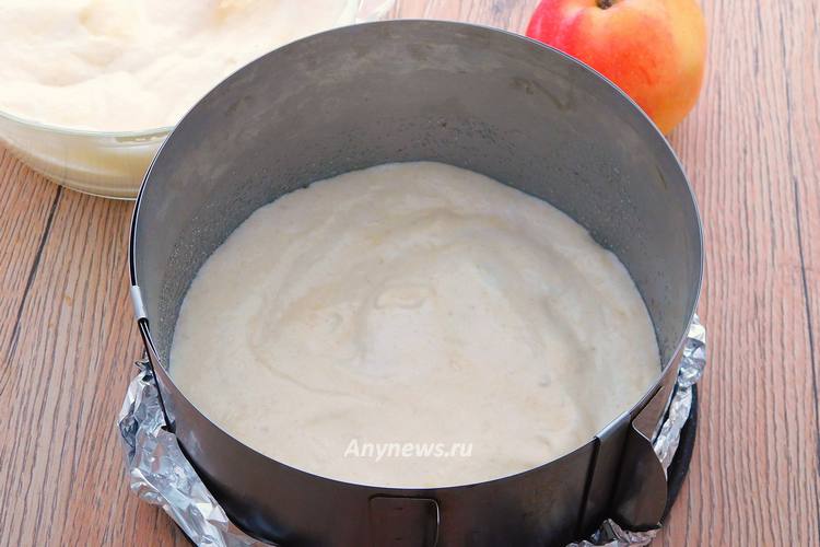 Распределить по дну формы для выпечки треть теста