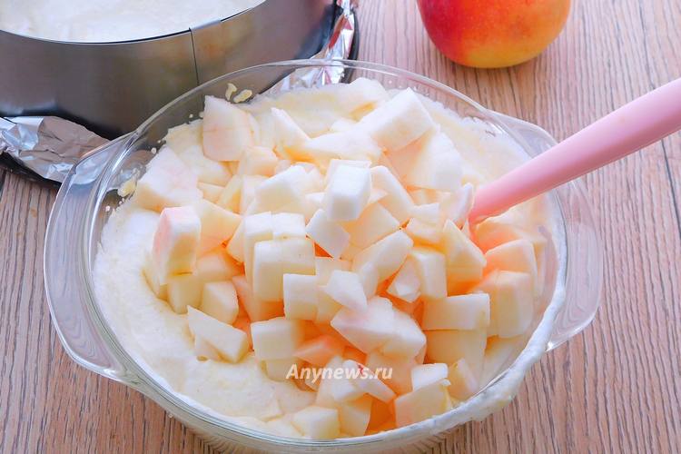 В остальное тесто выложить кубики яблок