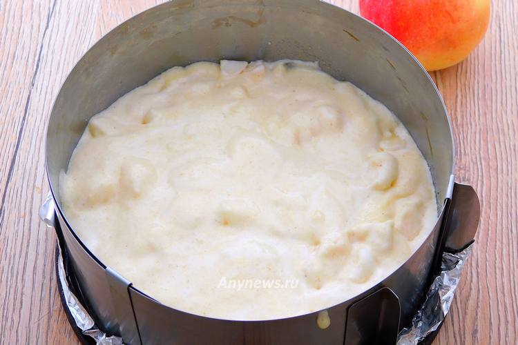 Аккуратно перемешать и переложить в форму, разровнять