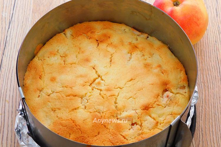 Выпекать яблочный пудинг на 170 градусах 25-30 минут
