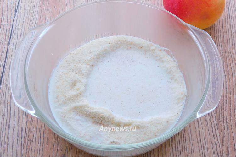 Манку всыпать в миску, залить кипящим молоком