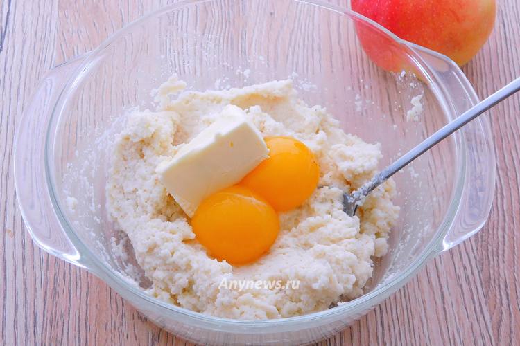 Куриные яйца разделить на белки и желтки