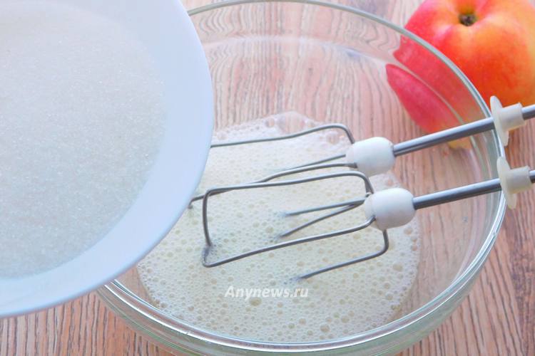 К куриным белкам добавить соль и сахар