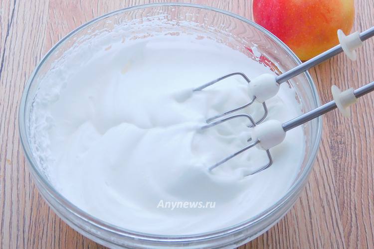 Взбить белки до устойчивых пиков 