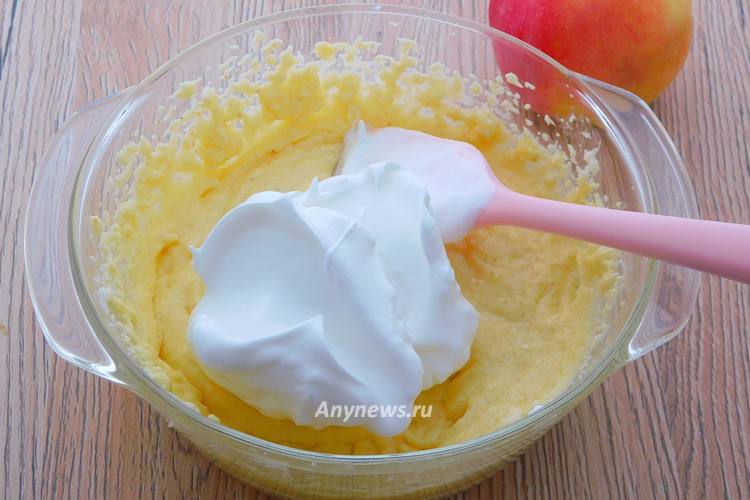 Выложить к манке треть белков