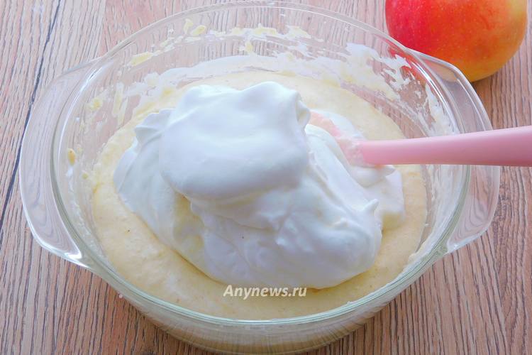 Аккуратно смешать лопаткой, ввести остальные взбитые белки