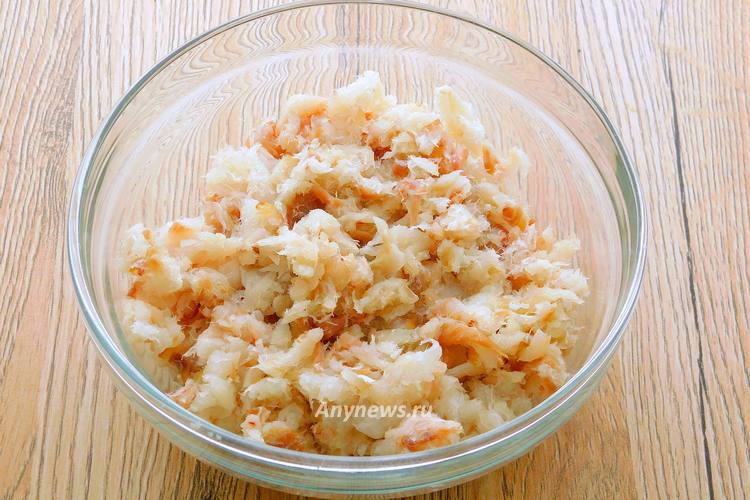 Филе рыбы нарезать как можно мельче