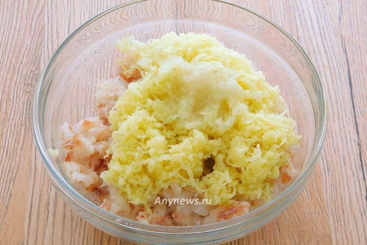 лук и отварной картофель натереть на мелкой терке