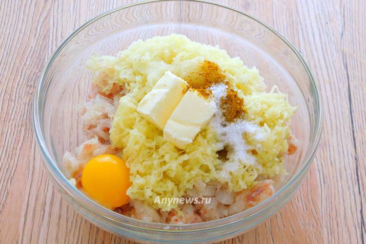 Добавить яйцо, мягкое сливочное масло, соль
