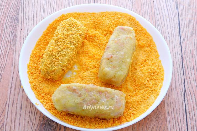 Сформировать рыбные палочки, окунуть в панировку