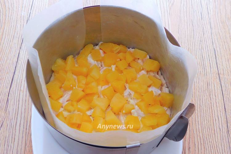 Смазать мясо майонезом, добавить ананас