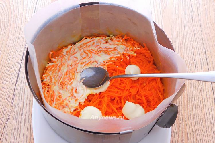 Нанести поверх моркови майонез