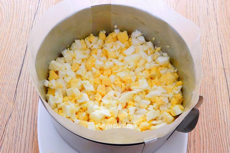 Разложить кубики вареных яиц