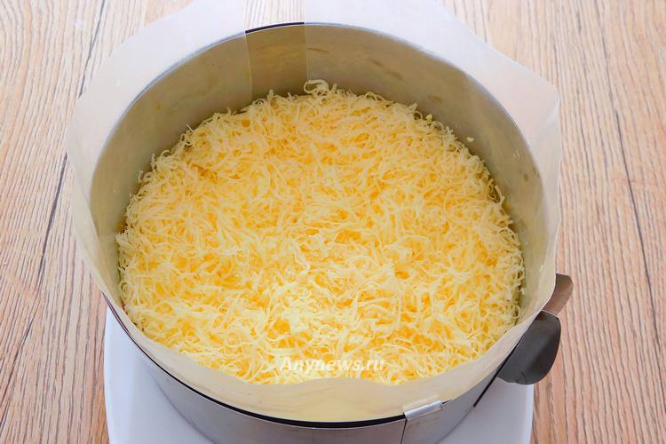 Промазать салат майонезом, сверху потереть сыр