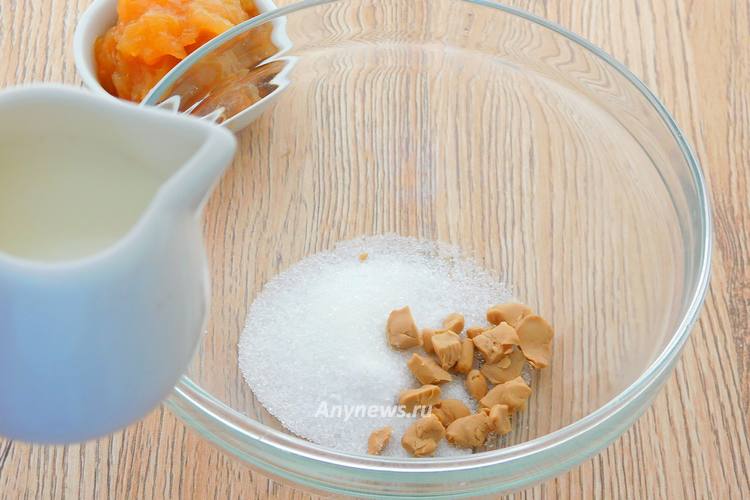 В миску всыпать сахар, соль, раскрошить дрожжи