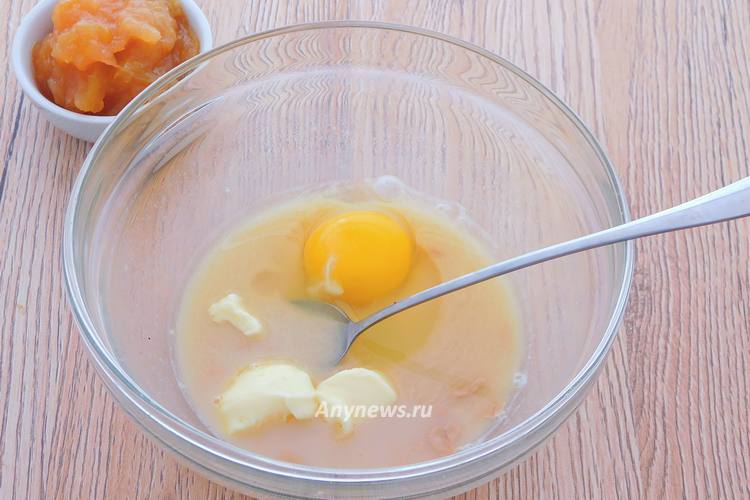 Смешать до растворения всех компонентов, разбить яйцо